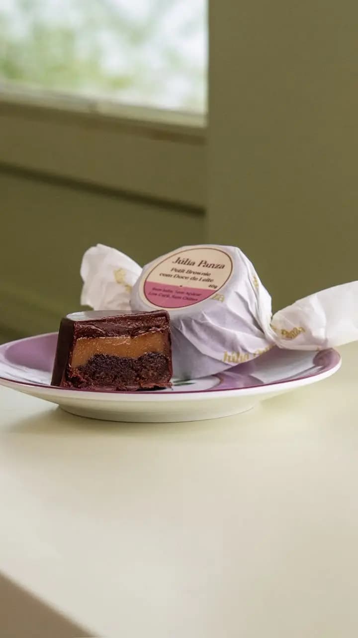 Fatia de bolo Júlia Panza, produto parceiro disponível na Manu Mazuti